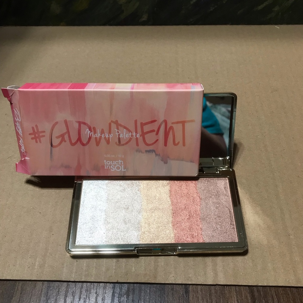 Touch in SOL Glowdient Highlighter Palette